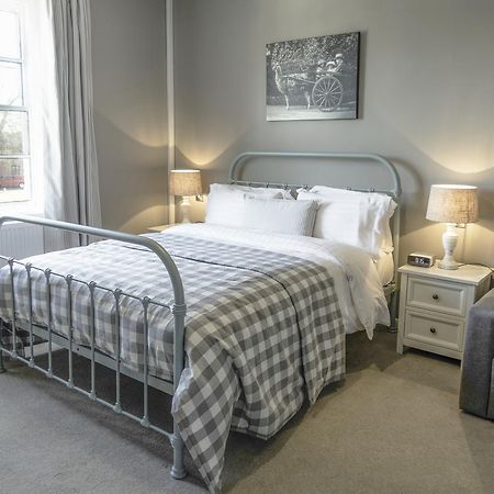 The Saracens Head Bed & Breakfast สแตฟฟอร์ด ภายนอก รูปภาพ